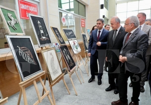 Vali Erol, h�k�ml�ler taraf�ndan �retilen el sanatlar� �r�nleri sergisinin a��l���na kat�ld�